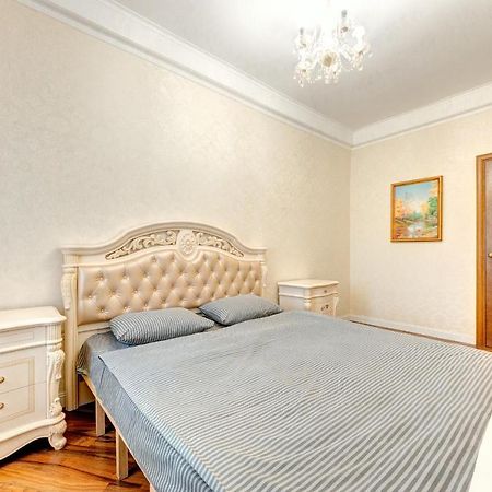 Apartments With 3 Rooms Near Palace Ukraine Kiev Esterno foto