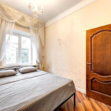 Apartments With 3 Rooms Near Palace Ukraine Kiev Esterno foto