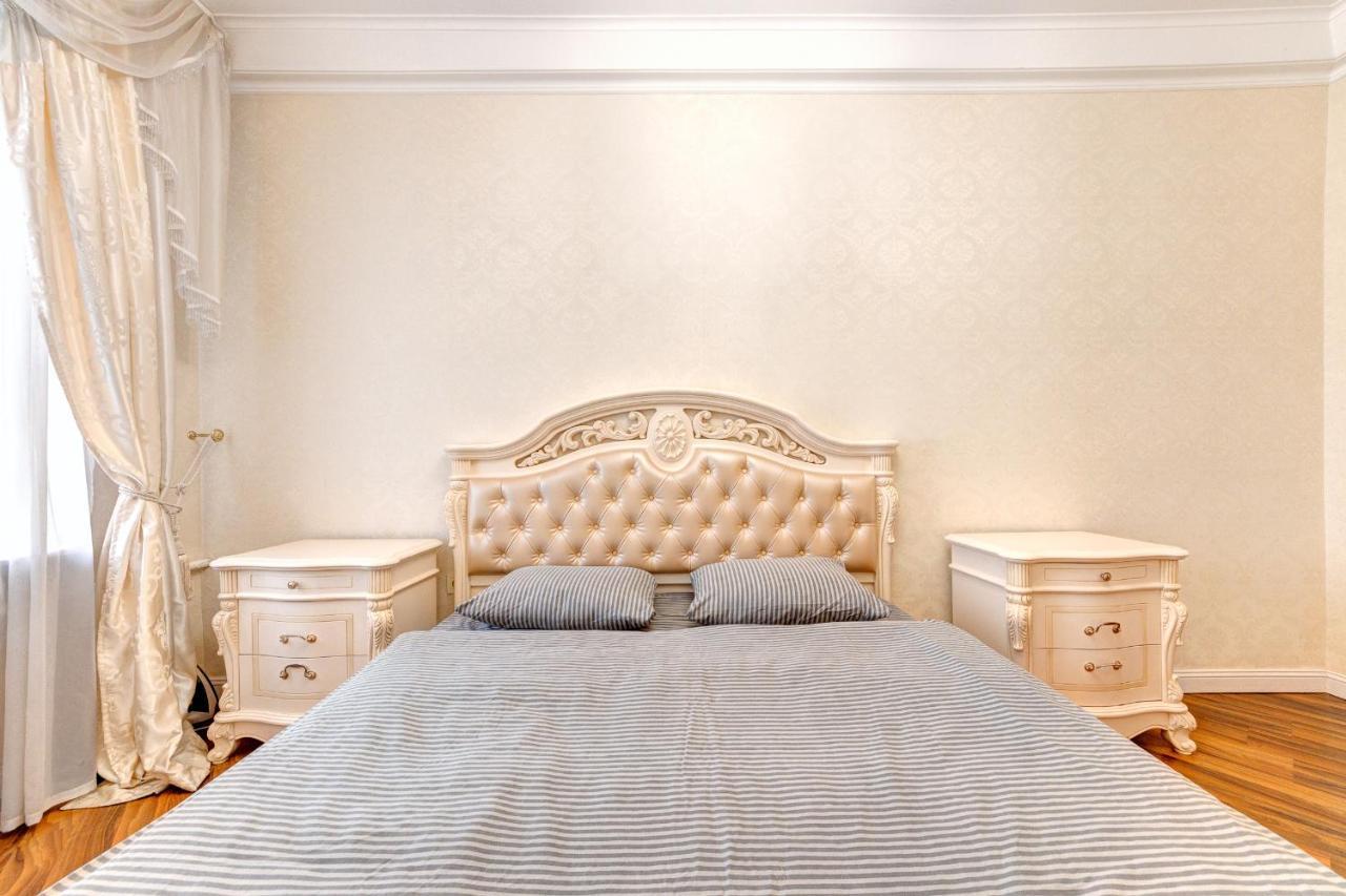 Apartments With 3 Rooms Near Palace Ukraine Kiev Esterno foto