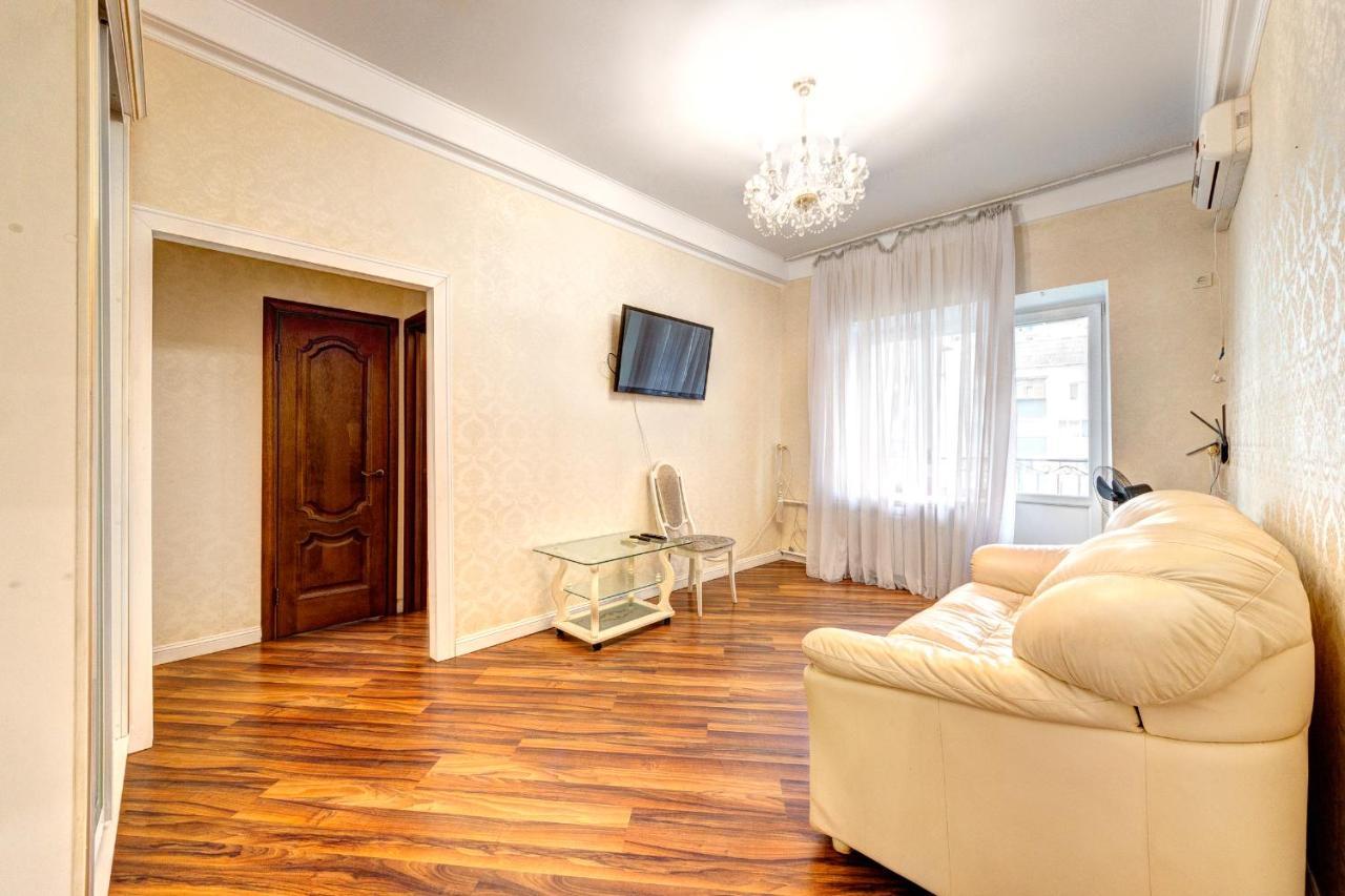 Apartments With 3 Rooms Near Palace Ukraine Kiev Esterno foto