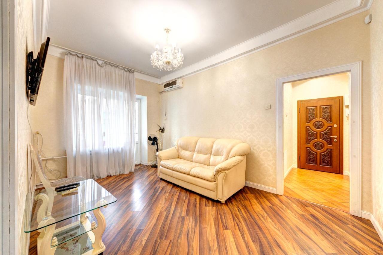 Apartments With 3 Rooms Near Palace Ukraine Kiev Esterno foto