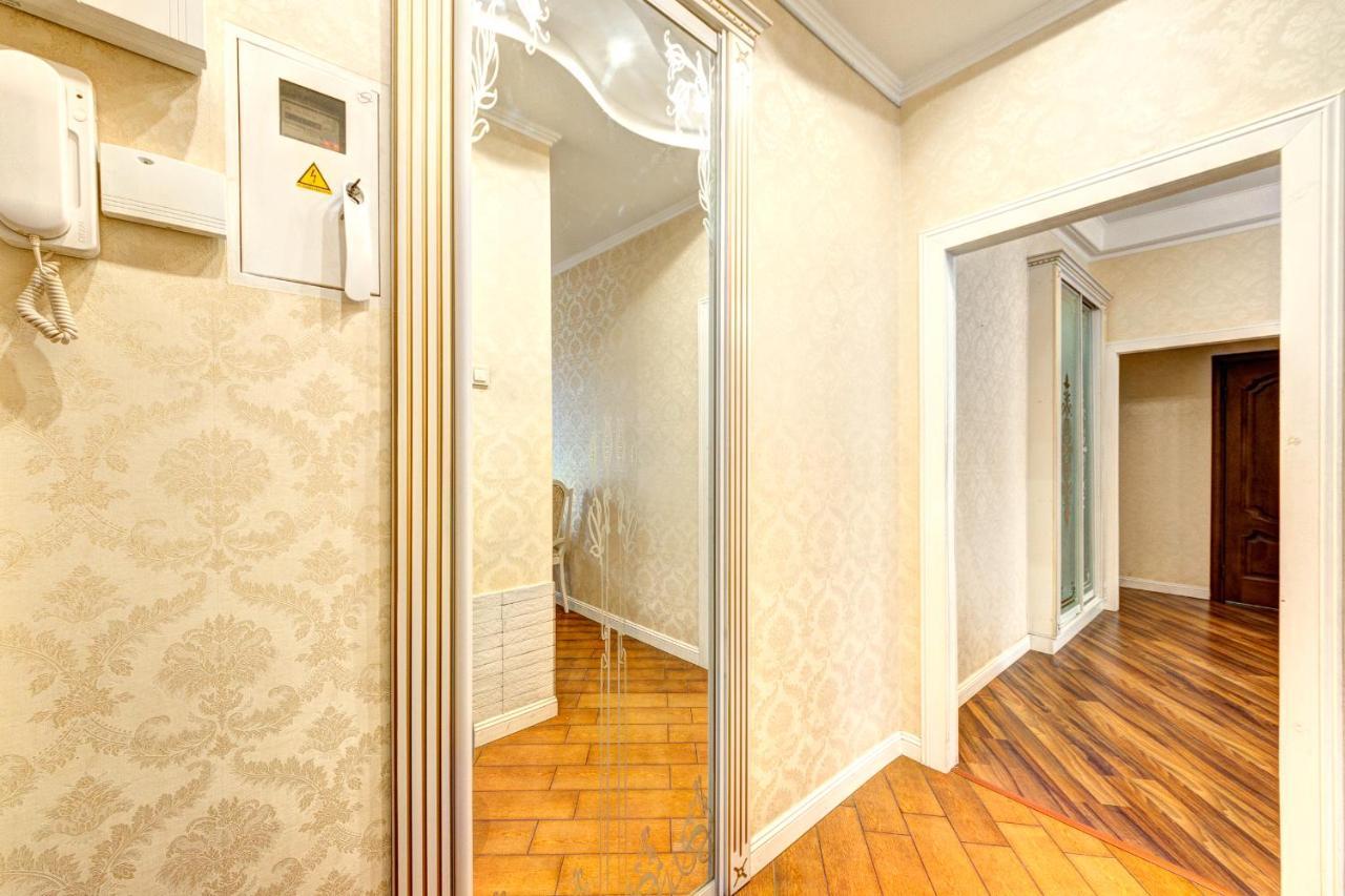 Apartments With 3 Rooms Near Palace Ukraine Kiev Esterno foto